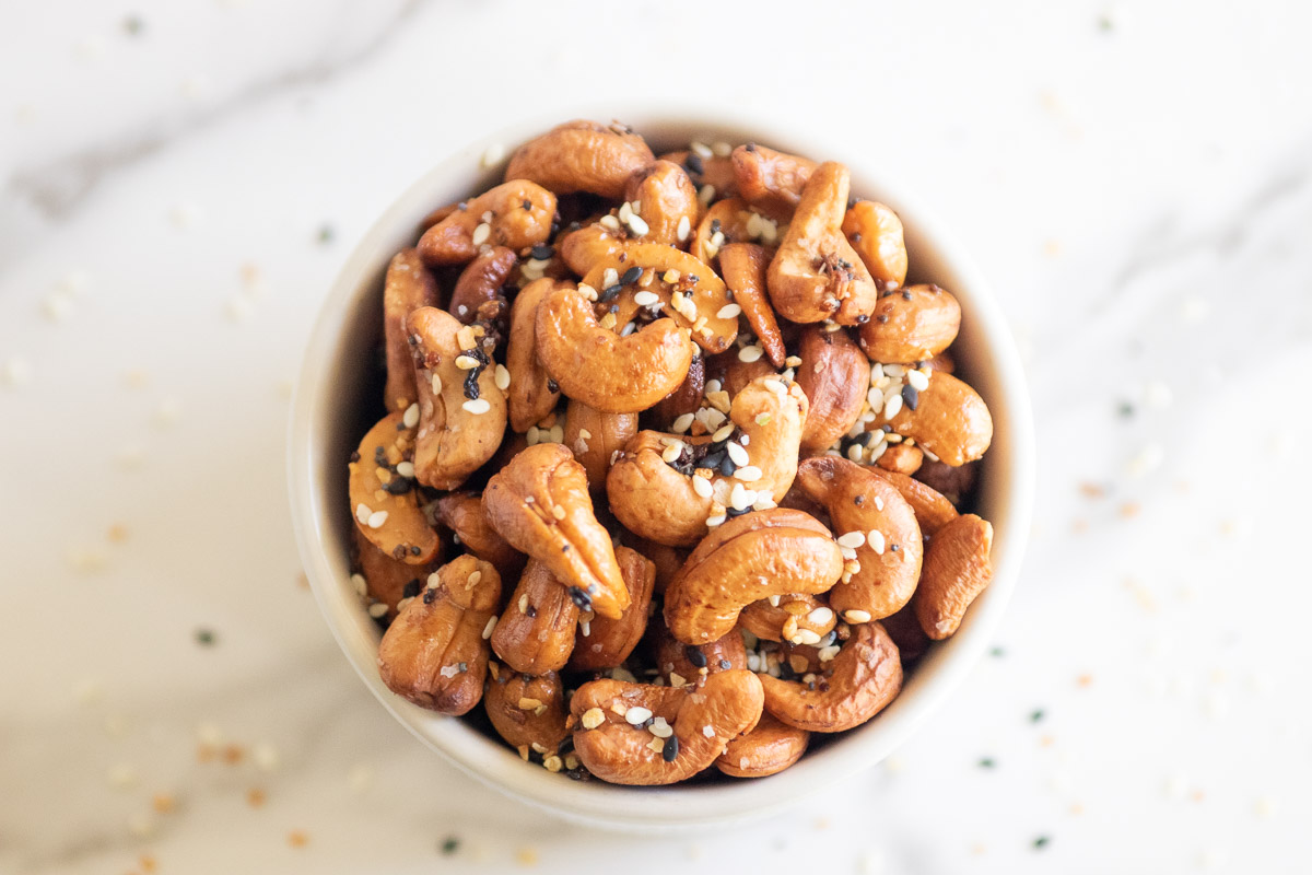 Overhead view of everything bagel cashews.