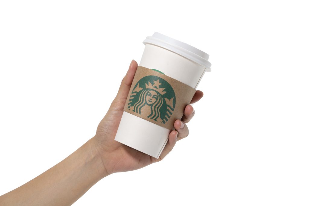 hand holding starbucks cup.