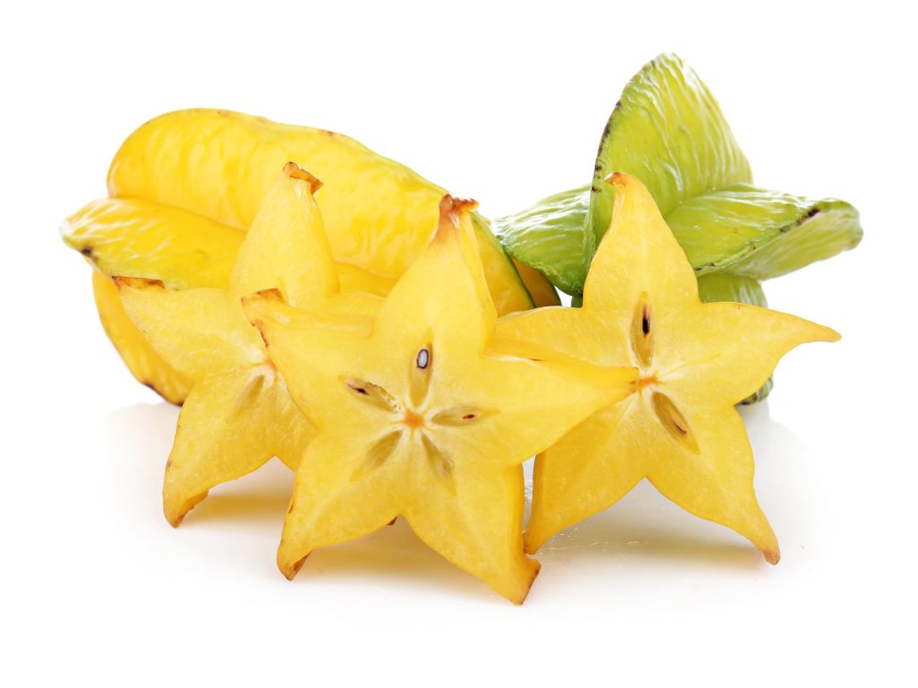 A star fruit with several slices of star fruit around it.