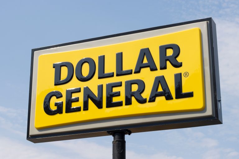 Store Sign that reads, Dollar General.